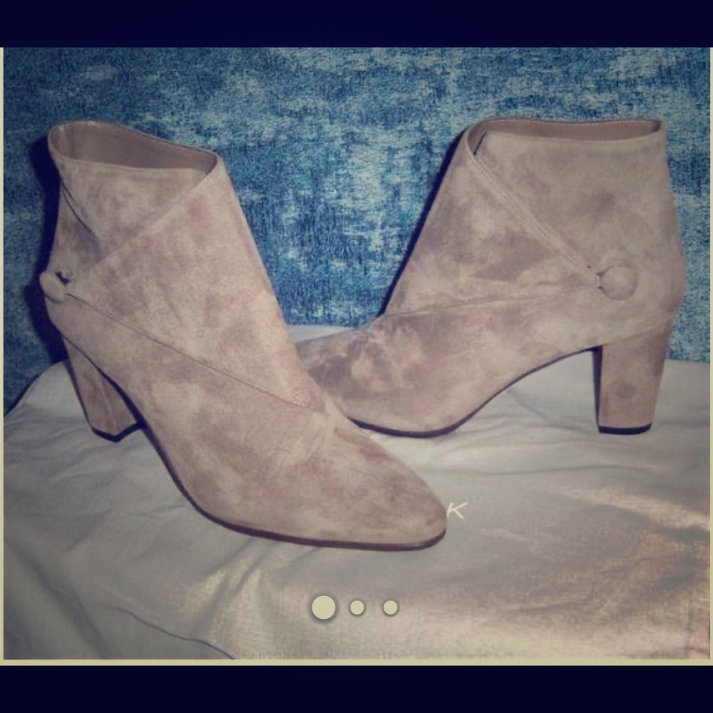 Authentic Manolo Blahnik Diaz Genuine Suede Bootie